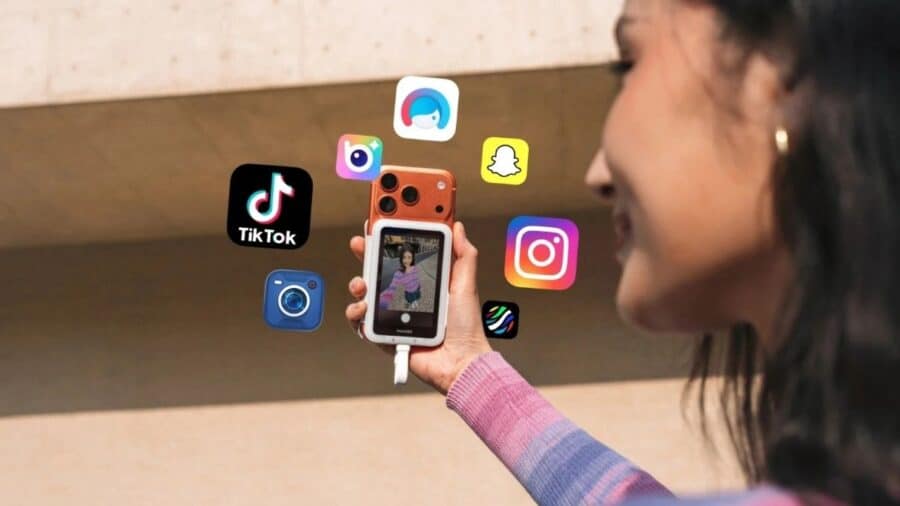 Una ragazza utilizza Insta360 Snap per creare contenuti social, mentre intorno al dispositivo compaiono icone di TikTok, Instagram, Snapchat e altre app.