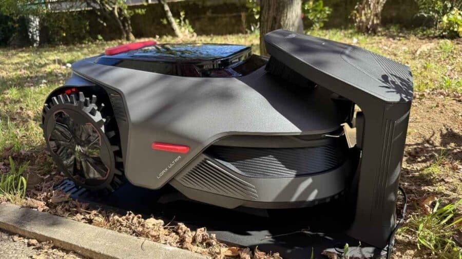 Primo piano laterale del MOVA LiDAX Ultra 800 agganciato alla base di ricarica, con ruote tassellate e scocca grigio scuro ben visibili.