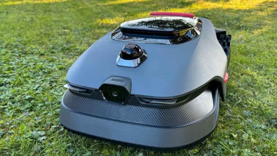 Vista frontale ravvicinata del robot MOVA LiDAX Ultra 800 appoggiato sul prato, con sensori e telecamera anteriore in evidenza.