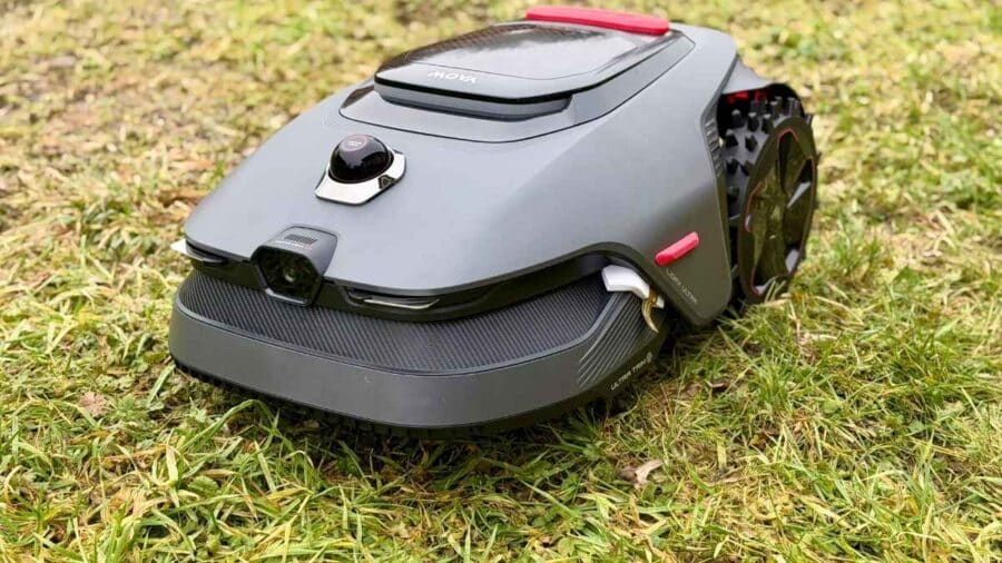 Primo piano frontale del MOVA LiDAX Ultra 800 su un prato appena tagliato, con ruote e torretta superiore ben visibili.