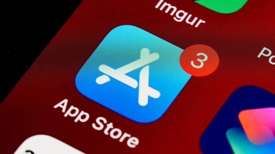 Primo piano dell’icona App Store su schermo di smartphone, con badge di notifica rosso e altre app visibili sullo sfondo.