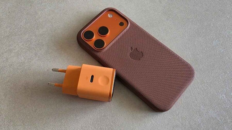 Anker Nano 45W Smart Display, dettaglio porta USB-C con iPhone 17 Pro