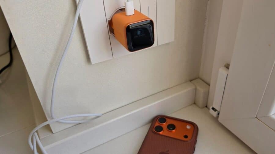 Anker Nano 45W Smart Display in carica con iPhone 16 Pro arancione, display attivo