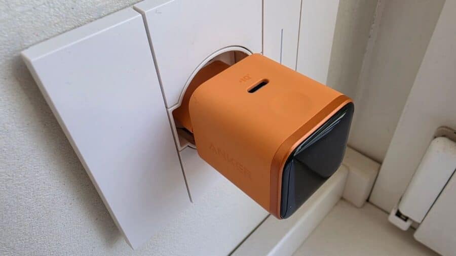 Anker Nano 45W Smart Display, vista laterale con porta USB-C e corpo arancione