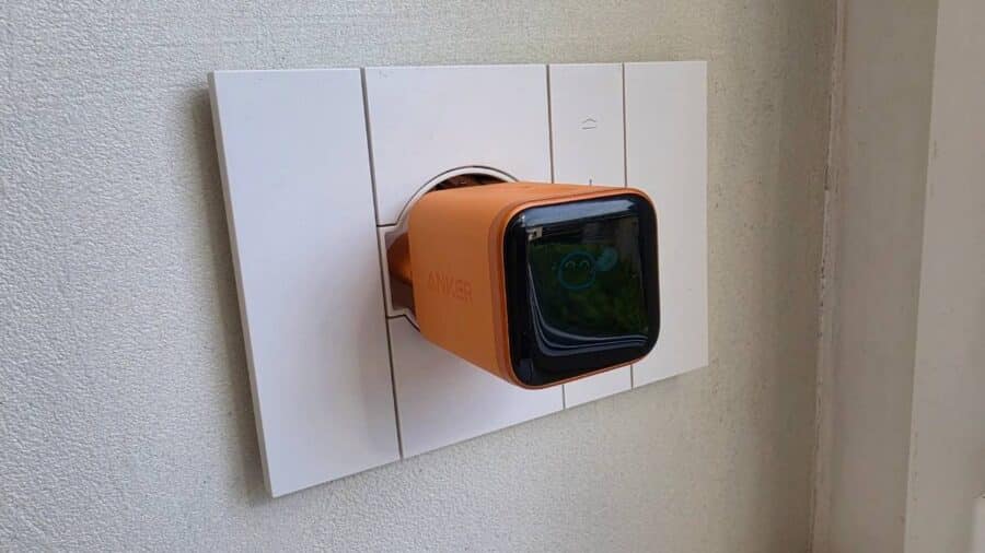 Anker Nano 45W Smart Display inserito nella presa a muro, display emoji acceso