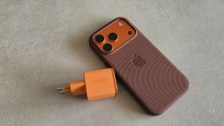 Anker Nano 45W Smart Display affiancato a iPhone 16 Pro su sfondo grigio