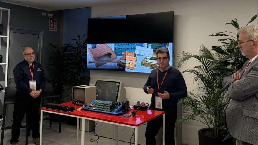 Presentazione dell'Apple I durante l'evento Fondazione 101, relatore illustra la storia del computer davanti a schermo con immagini d'epoca