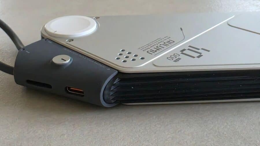 Aulumu M10 vista laterale con porta USB-C e pad Apple Watch