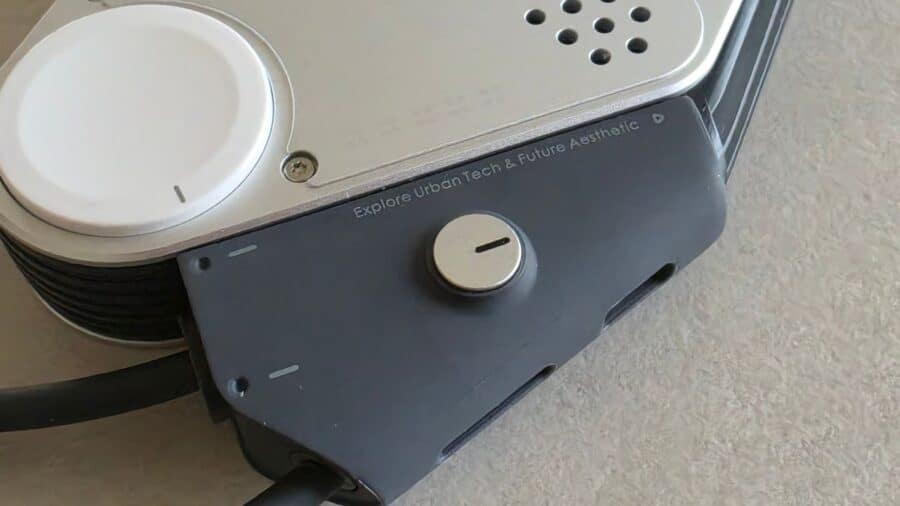 Aulumu M10 tasto di accensione e scritta Explore Urban Tech