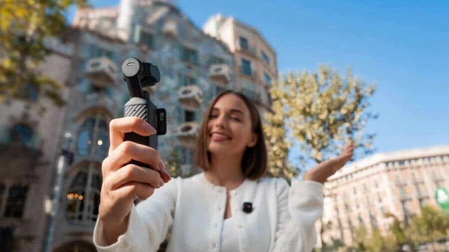 Osmo Pocket 4 con DJI Mic in ripresa urbana