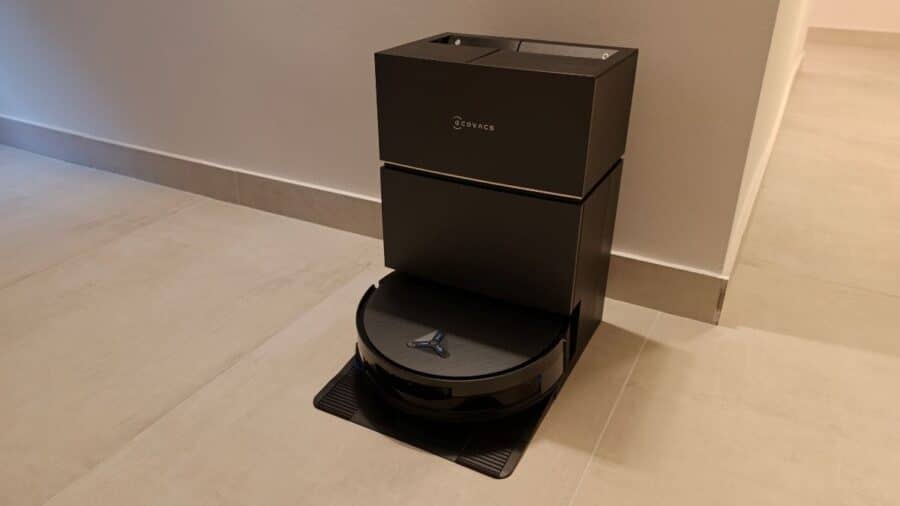 Robot Ecovacs X12 Pro Omni visto dall'alto in movimento su pavimento chiaro.