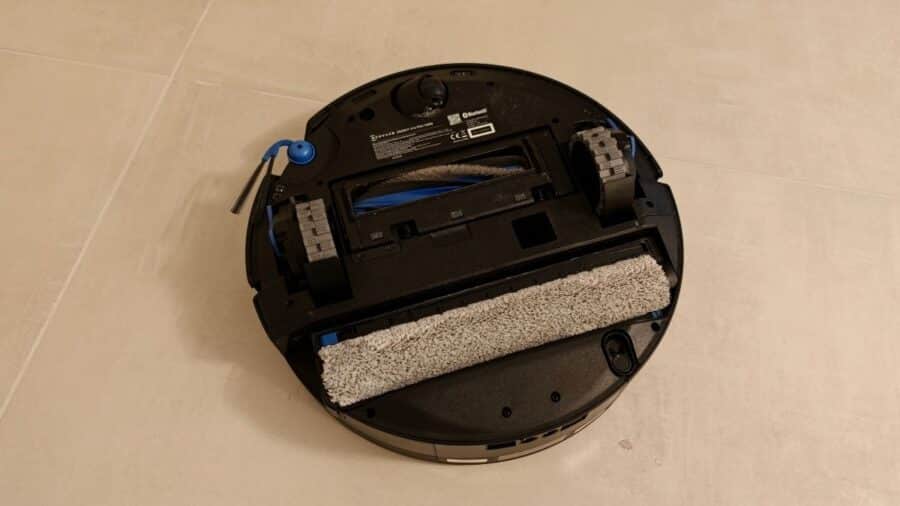 Sottoscocca del robot con dettaglio del mocio a rullo OZMO ROLLER 3.0.