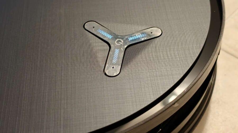 Vista dall'alto del robot DEEBOT X12 Pro Omni con finitura testurizzata.