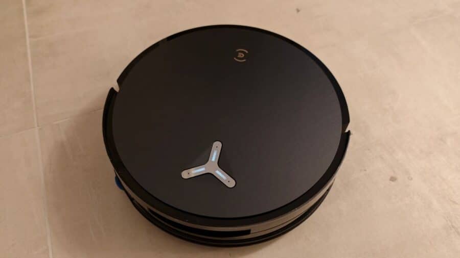 Robot Ecovacs X12 Pro Omni visto dall'alto in movimento su pavimento chiaro.