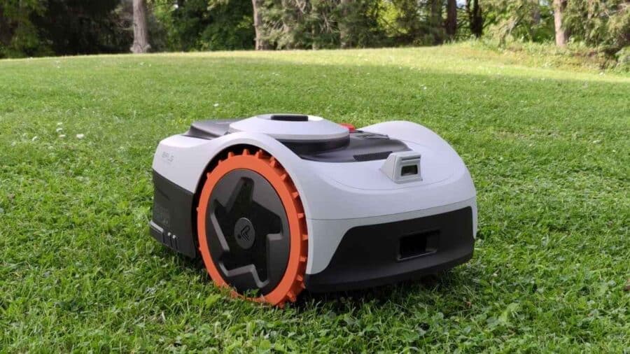 Segway Navimow i206 AWD sul prato in luce estiva, vista laterale