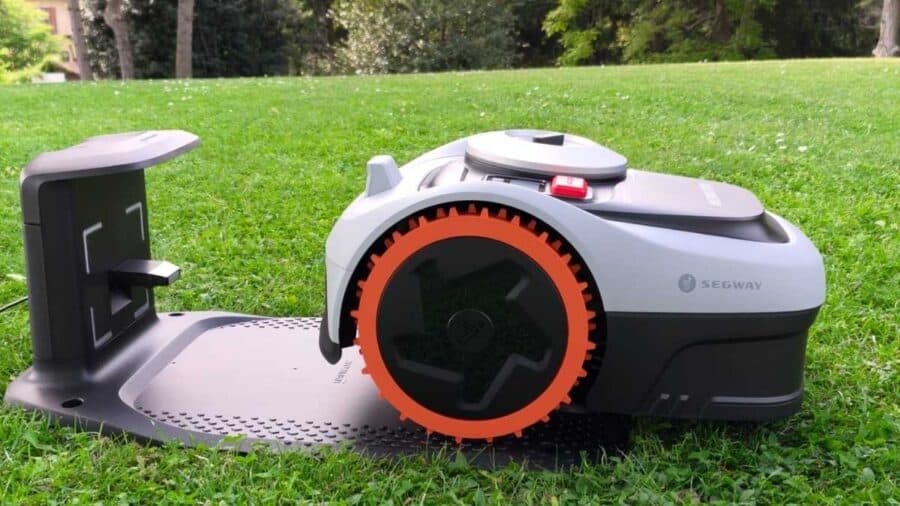 Segway Navimow i206 AWD sulla base di ricarica in piena luce solare