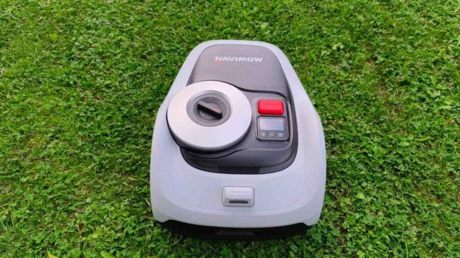 Vista dall'alto del Navimow i206 AWD con manopola altezza taglio e pulsante stop