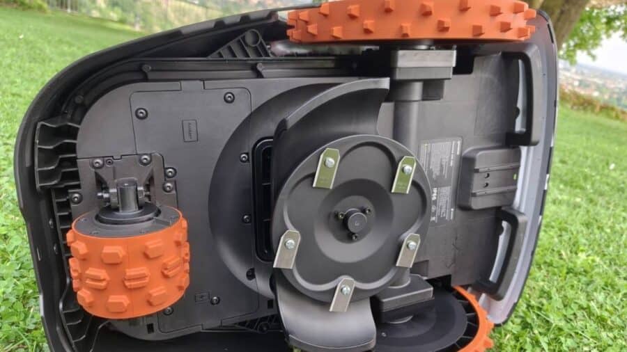 Fondo del Navimow i206 AWD con disco a 5 lame e terza ruota anteriore