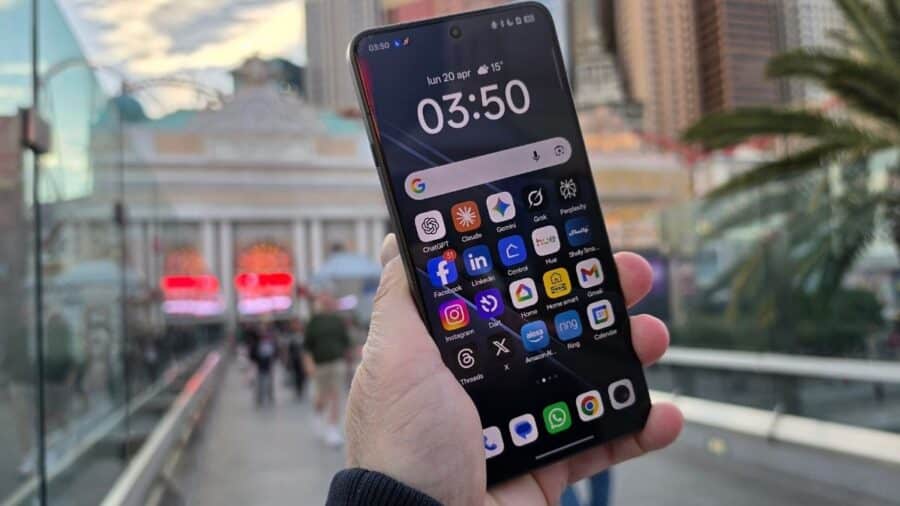 OPPO Find X9 Ultra con la schermata home di ColorOS 16 che mostra app come Claude, ChatGPT, Gemini, Instagram e Shelly