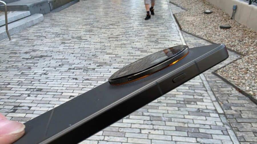 OPPO Find X9 Ultra in uso fotografico a Las Vegas, con il display che mostra l'interfaccia camera in modalità orizzontale davanti all'insegna New York New York