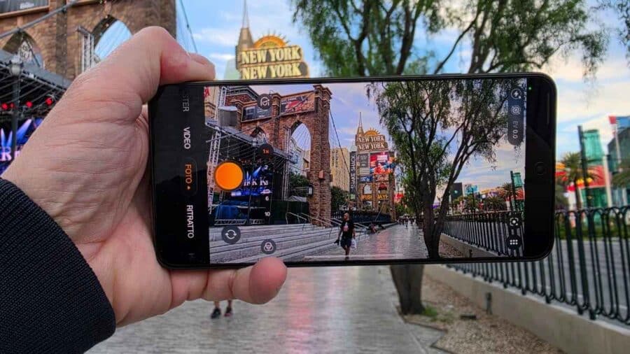 OPPO Find X9 Ultra in uso fotografico a Las Vegas, con il display che mostra l'interfaccia camera in modalità orizzontale