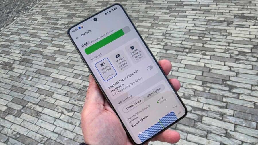 OPPO Find X9 Ultra che mostra il pannello batteria con indicatore all'85 percento e autonomia stimata superiore alle 25 ore in modalità bilanciata