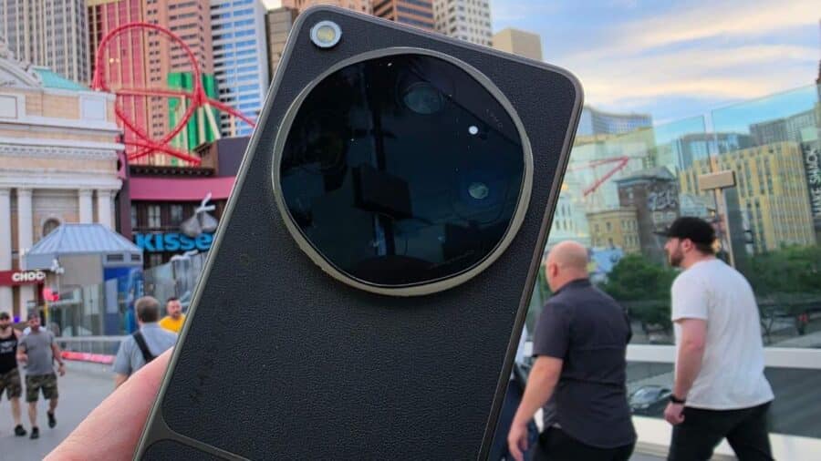 OPPO Find X9 Ultra Tundra Umber tenuto di schiena a Las Vegas con il modulo fotocamera circolare Hasselblad e la scritta HASSELBLAD in evidenza