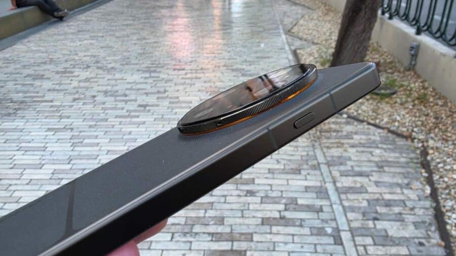 OPPO Find X9 Ultra visto di profilo con il modulo fotocamera circolare Hasselblad e il cerchio arancione ben visibile