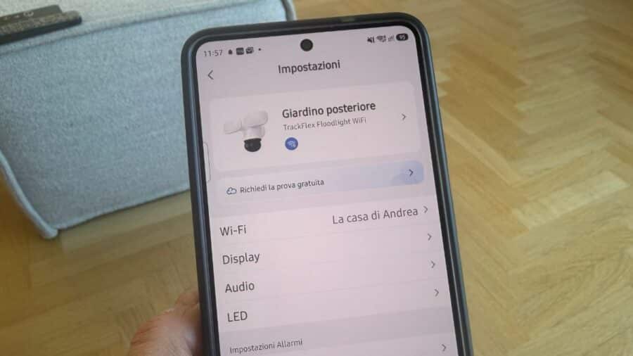 Menu impostazioni app Reolink con sezioni Wi-Fi Display Audio LED