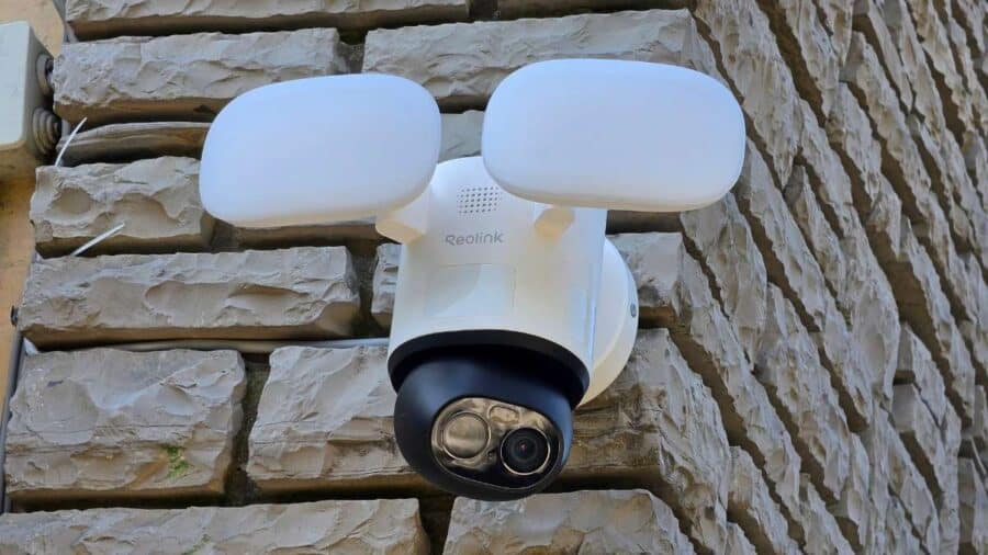 Reolink TrackFlex Floodlight Wi-Fi montata su muro in pietra vista frontale