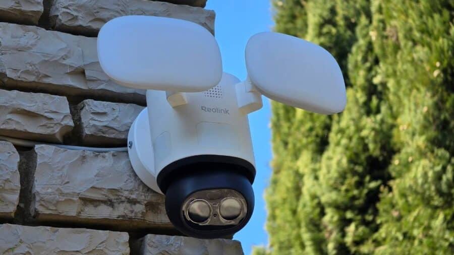 Reolink TrackFlex Floodlight montata parete esterna doppia lente visibile