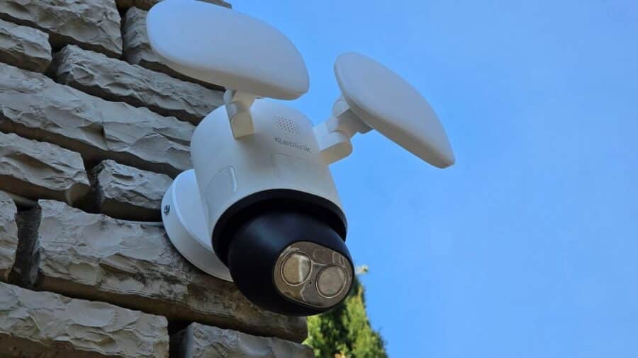 Reolink TrackFlex Floodlight Wi-Fi vista dal basso con fari LED direzionabili e doppia lente