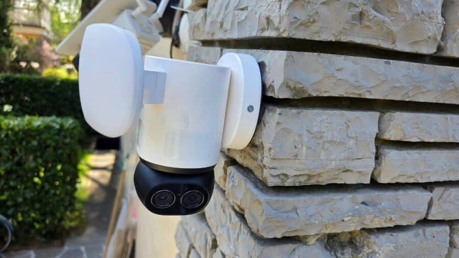 Dettaglio staffa montaggio Reolink TrackFlex con sistema rotazione 355 gradi