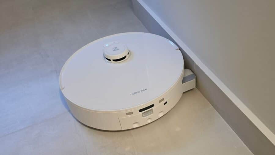 Il rullo SpiraFlow da 270mm del Roborock Qrevo Curv 2 Flow in movimento