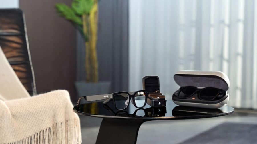 Rokid AI Glasses con la custodia e le batterie appoggiati su un tavolo