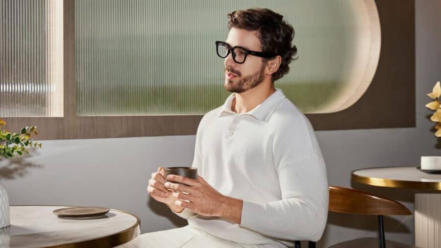 Un ragazzo in un bar che indossa gli occhiali Rokid