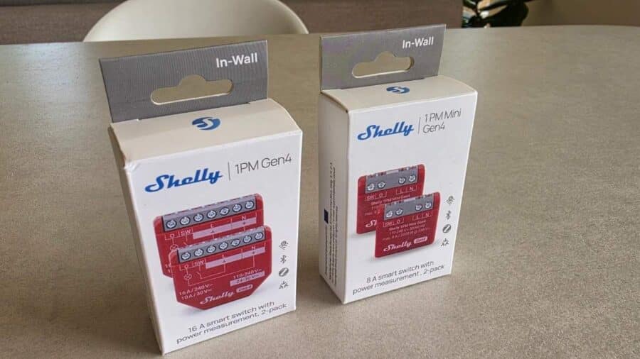 Due modelli di moduli shelly, di cui uno in versione mini