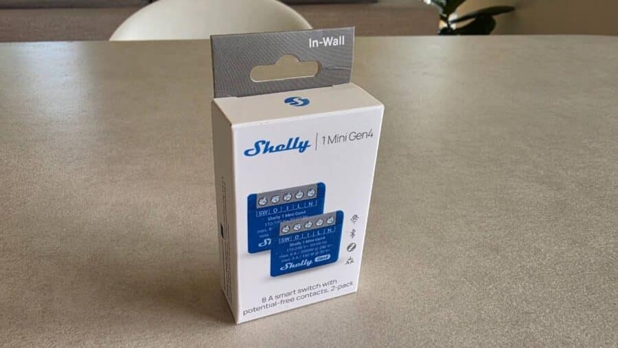 Un modulo shelly su un tavolo