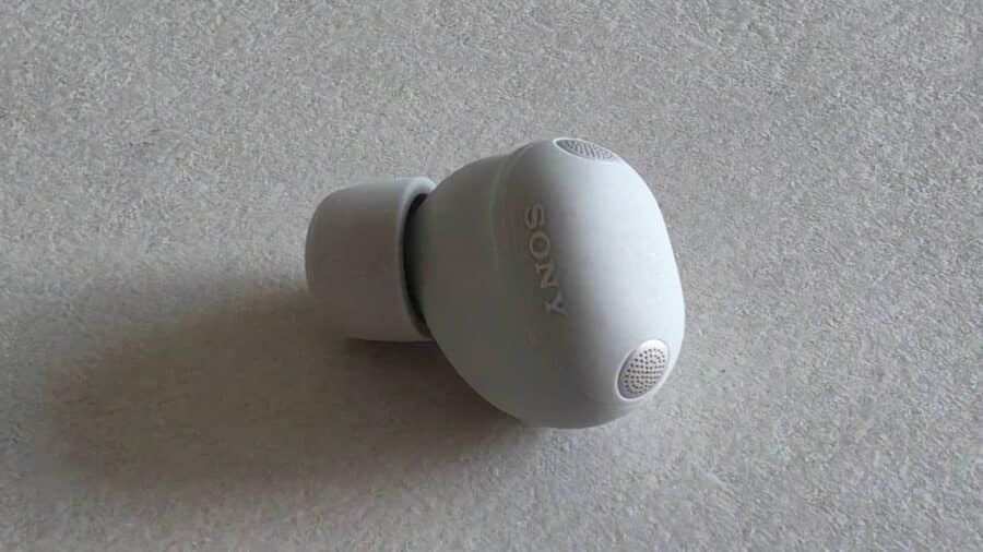 Sony WF-1000XM6 auricolare singolo colorazione Platinum Silver, vista frontale con microfoni visibili