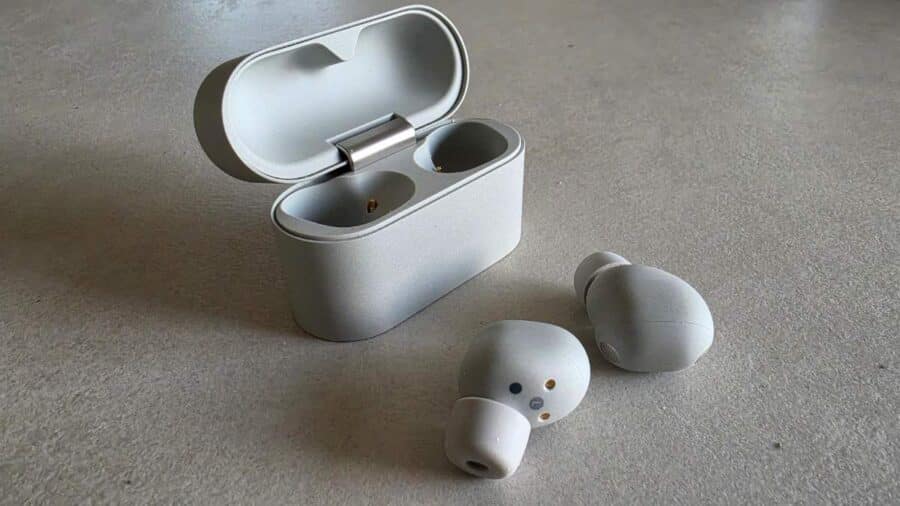 Sony WF-1000XM6 auricolari e custodia aperta con cerniera metallica, vista dall'alto