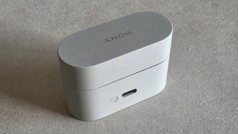 Custodia Sony WF-1000XM6 vista posteriore con porta USB-C e pulsante di pairing