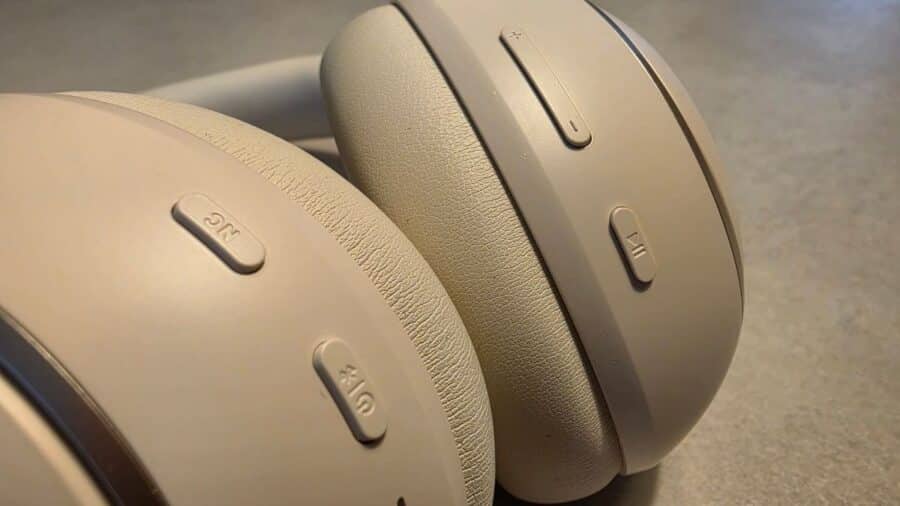 Dettaglio dei tasti fisici sui padiglioni delle Soundcore Space 2: tasto NC, Bluetooth e controlli volume e riproduzione