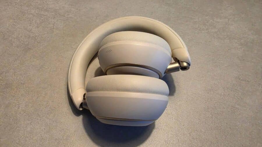 Soundcore Space 2 in posizione pieghevole compatta su superficie grigia, vista dall'alto