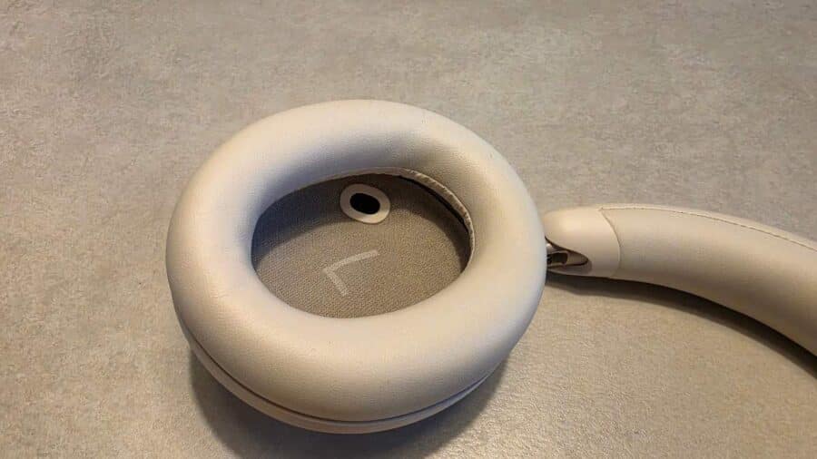 Interno del padiglione sinistro Soundcore Space 2 con mesh acustica, sensore di rilevamento indosso e imbottitura in memory foam