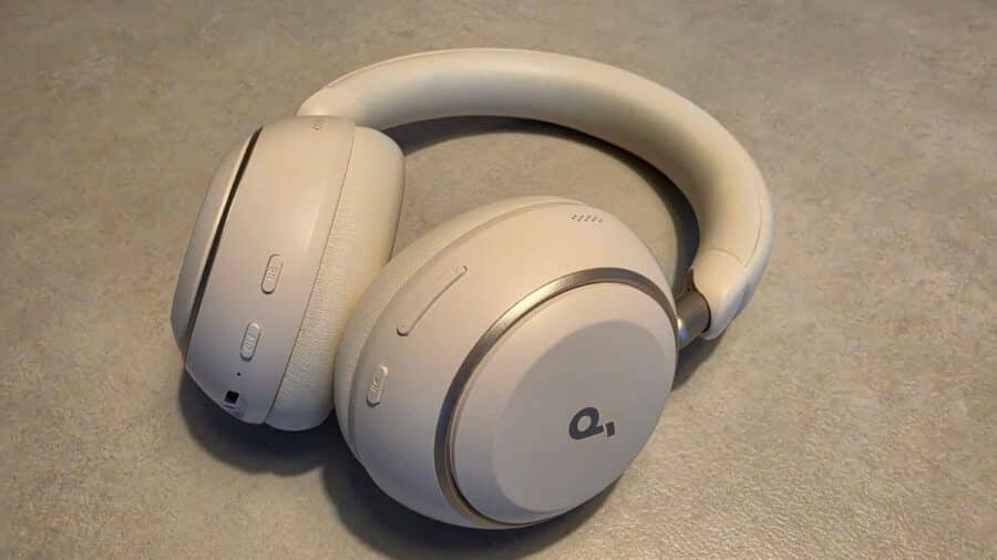 Soundcore Space 2 cuffie over-ear noise cancelling colore Linen White vista dall'alto con logo Soundcore sul padiglione destro