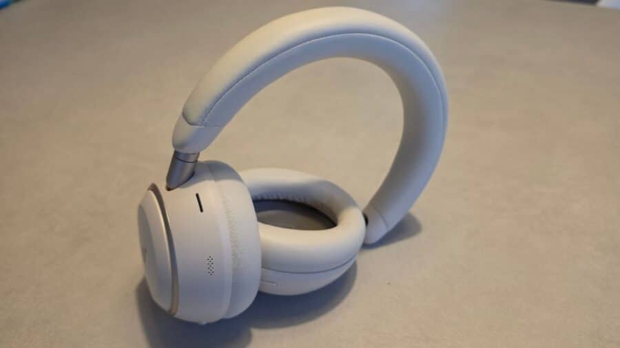 Soundcore Space 2 aperte in posizione di utilizzo, archetto imbottito e padiglioni con memoria foam in evidenza