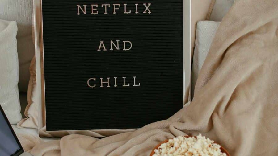 Lavagnetta con scritto Netflix and chill