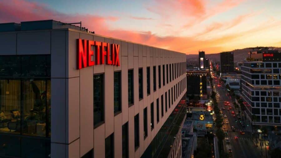 Netflix ufficio con tramonto su sfondo