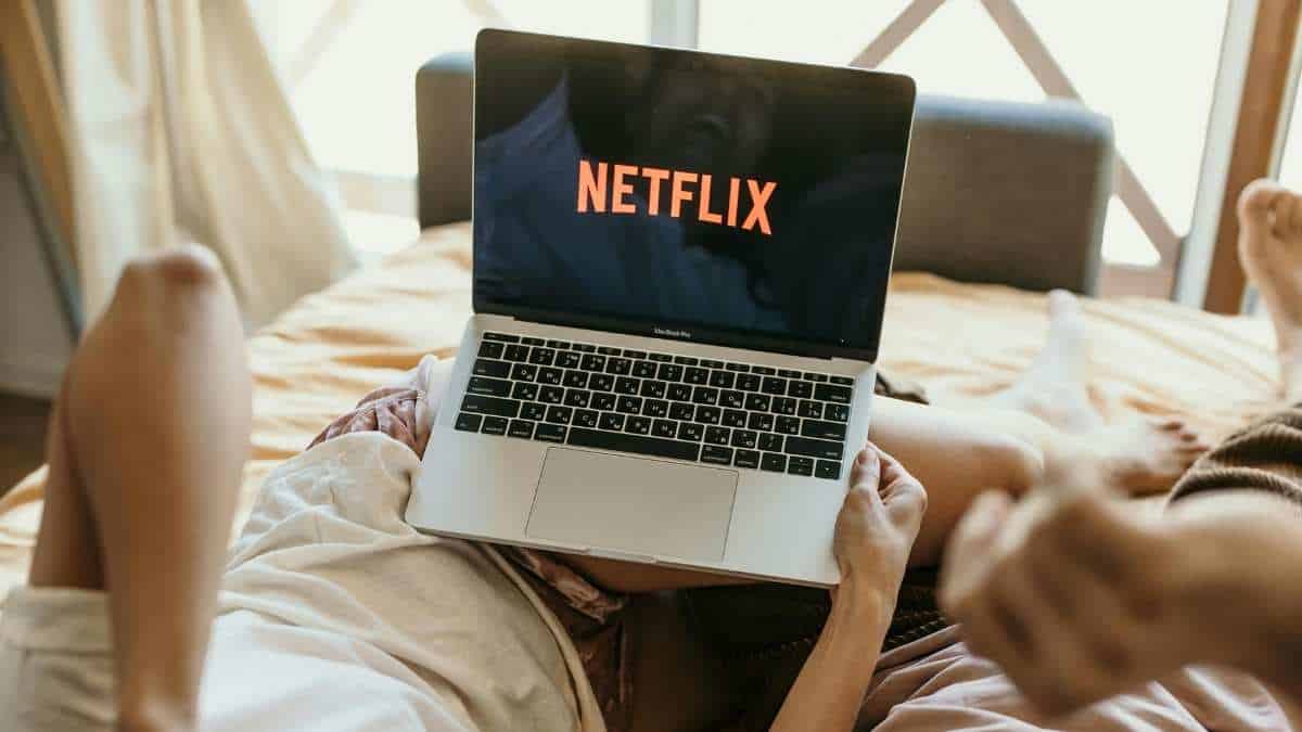 coppia che guarda Netflix su macbook su letto