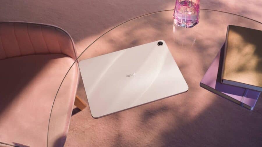 OPPO PAD 5 su tavolino di vetro
